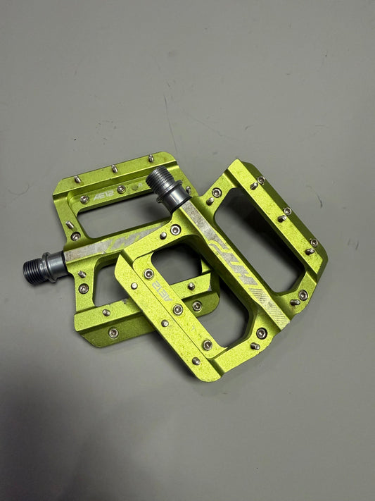 HT AE12 pedals